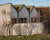 TOOP Architectuur在一个凹陷的露台周围布置木材和混凝土房屋