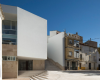 Daroca Arquitectos为Baza就业中心将白色墙壁与天然石材配对