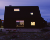 RodićDavidsonArchitects在Dungeness海滩上建造的黑污房屋