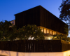 DXArquitectos顶部顶部的黑色熏制木材工作室扩展了瑜伽老师的房子