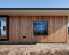  荒木经惟在日本最大的平原上用屋檐伸出来建造简单的房子 