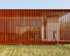 红色网格阻挡了由VectorArchitects设计的农场游客中心内部景�