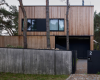  木造的海滨房屋木结构混凝土内饰由UltraArchitects设计 