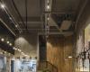 在热带空间建造砖砌咖啡店和栖息其上的房屋