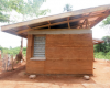 Nkaboom House是加纳的一个原型房屋 由泥浆和废塑料制成