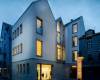 Franken Architektten在法兰克福房子的外墙上雕刻幽灵木